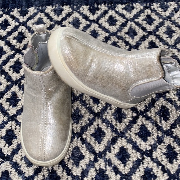 Carter’s Toddler booties size 6 - Picture 3 of 3